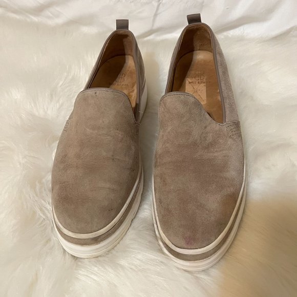 bill blass Shoes - Bill Blass Sutton Suede Sneaker Center Size 9 tan